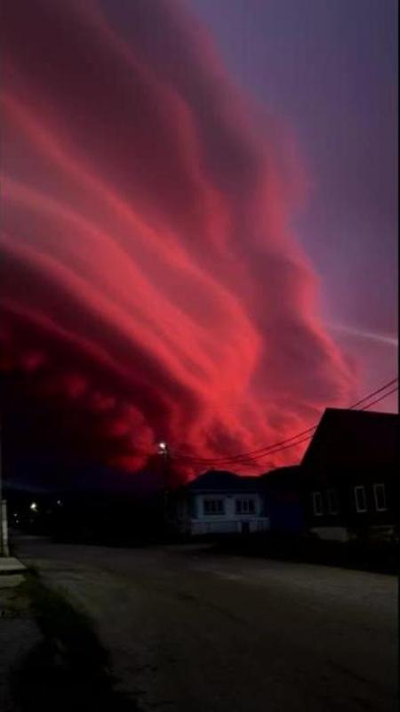 Cielo rosso sopra la Russia: il fenomeno di scattering atmosferico illumina Miass prima dei temporali