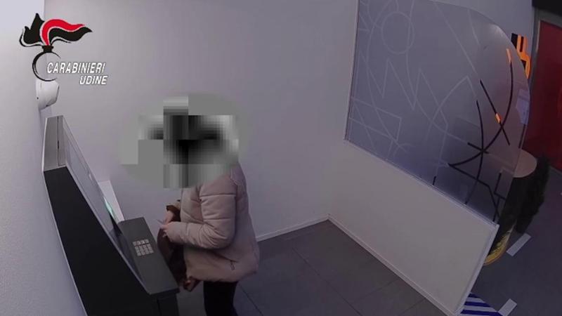 Incastrata dalle telecamere: Oss ruba il bancomat di una paziente e preleva 8mila euro