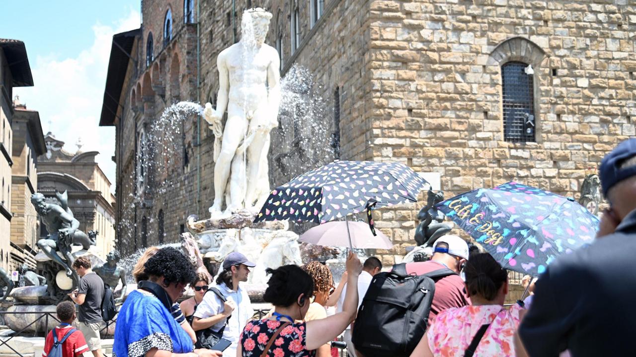 Nel weekend aumenta il caldo, oggi bollino rosso per 16 città italiane. Mezza Europa boccheggia