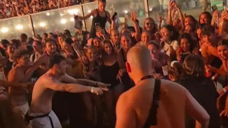 "Fatela ballare": al live di Olly i ragazzi proteggono una bambina