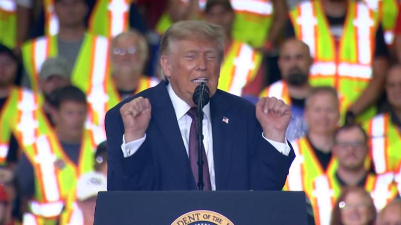 Trump ci ricasca e imita di nuovo la sollevatrice di pesi transgender in un comizio
