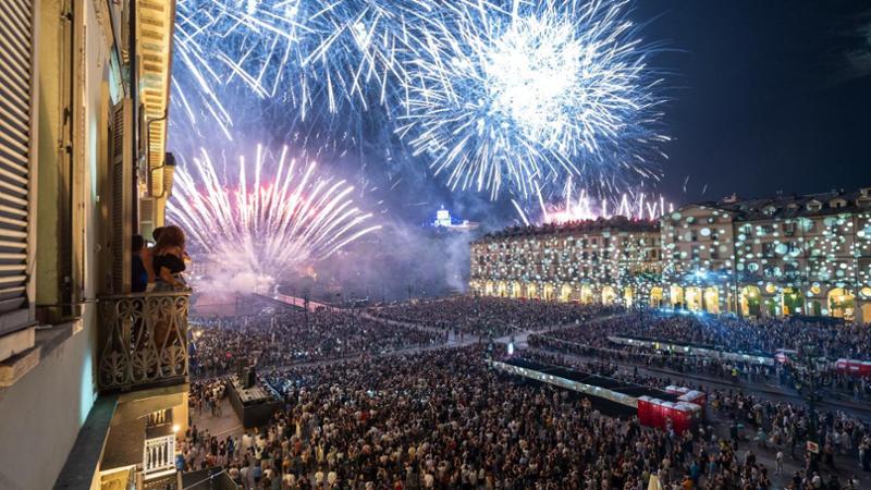 A Torino i fuochi di San Giovanni: in 50mila con il naso all'insù per lo spettacolo