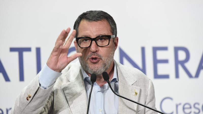 Salvini preferisce la convention sulla Vespa a Macron. “Non vuole la foto con lui”