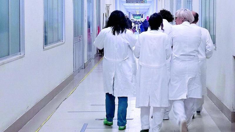 Lavorava in corsia ma non era medico: 160 visite abusive con tanto di referti e fatture. Condannata