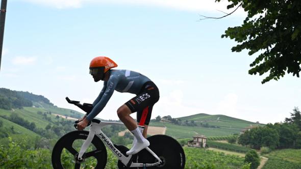 Filippo Ganna domina la cronometro tricolore Vicoforte-Barolo alla media di oltre 50 km orari