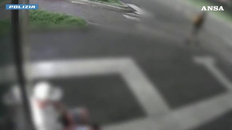 Accerchiati e rapinati in branco: la vergogna di colpire un turista in carrozzina
