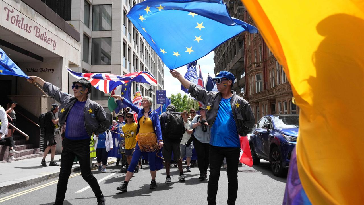 Quote annue, durata del soggiorno e tasse universitarie: l’Ue tratta con Londra per i visti ai giovani