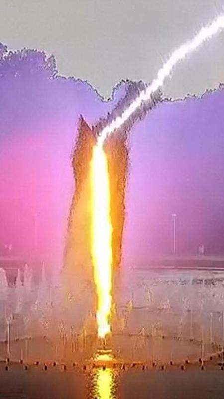 Paura in Polonia, fulmine colpisce la fontana del sito Unesco mentre i bambini giocano a pochi metri