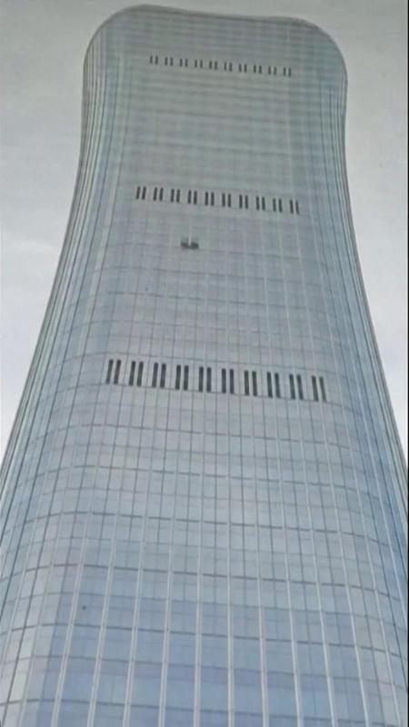 Pechino, aereo sportivo colpisce il grattacielo più alto della città: il momento dopo l'impatto