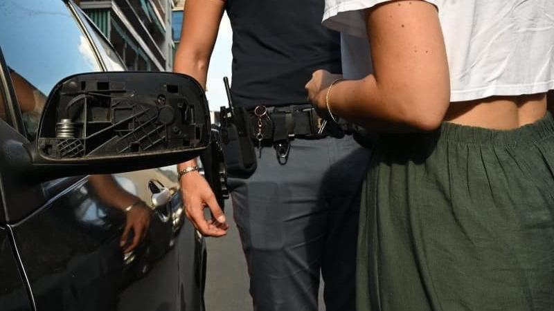 Truffa dello specchietto, dopo il nipote arrestato anche lo zio: a Torino è un “affare di famiglia”