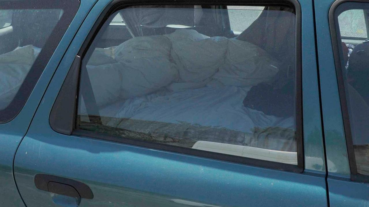 “Ci ha portato via ogni cosa”: ottantenni vivono in auto per colpa del figlio tossicodipendente