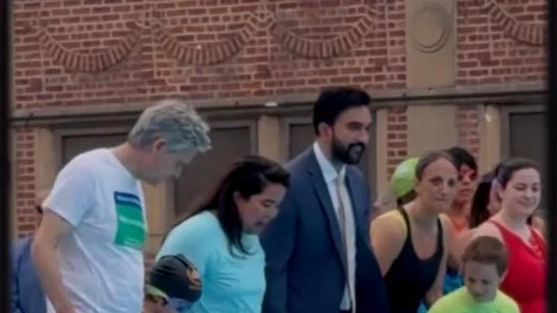 "Per fortuna ho già il costume": il sindaco di New York Mamdani si tuffa in giacca e cravatta