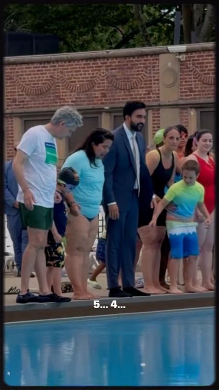 Il sindaco di New York Mamdani inaugura le piscine