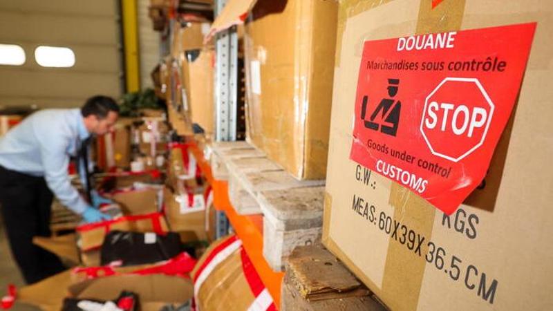 Acquisti online, scatta la tassa europea da 3 euro sui pacchi: ecco chi la pagherà