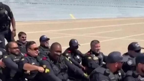 Dallas, accoglienza in stile "viking row" per la nazionale norvegese all'aeroporto