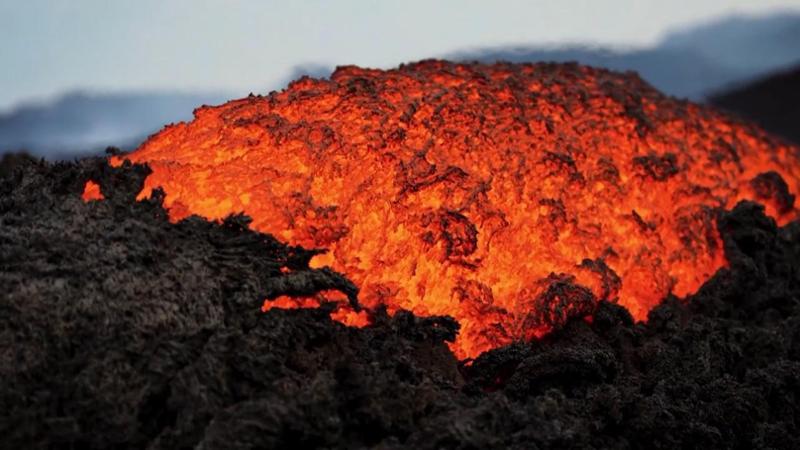 Etna, il vulcano illumina il cielo: le immagini spettacolari del fronte lavico