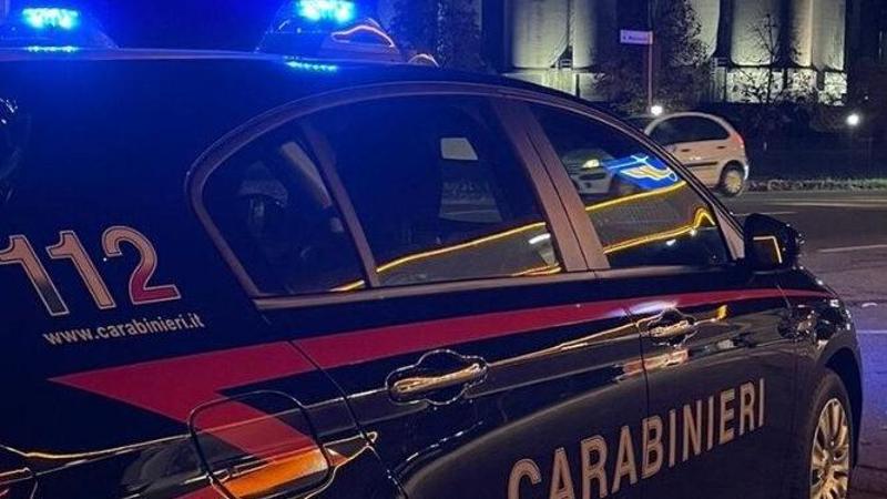 Aggredito per un paio di occhiali ad Albenga, 25enne massacrato fuori da un locale: rischia l’occhio