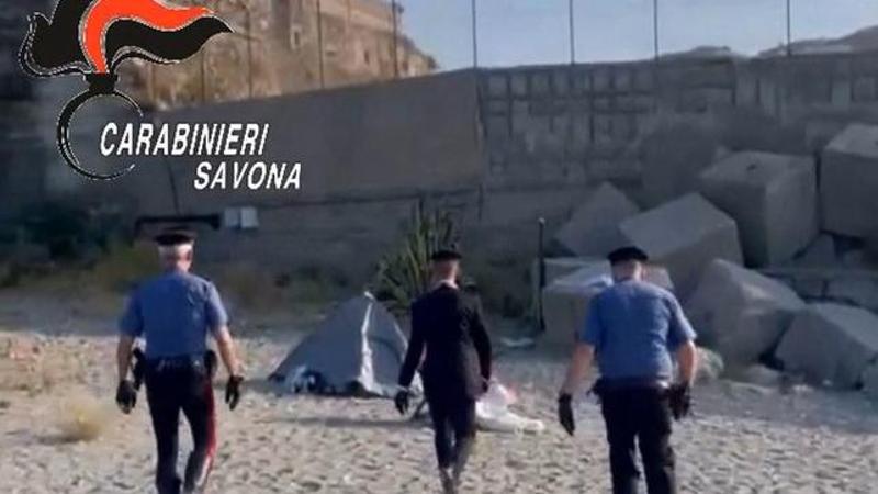 Tentano di violentare una ragazza e pestano il fidanzato: fermati e portati in carcere