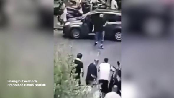 Prende l’arma dall’auto e spara tra la folla: il video della “stesa” come in Gomorra