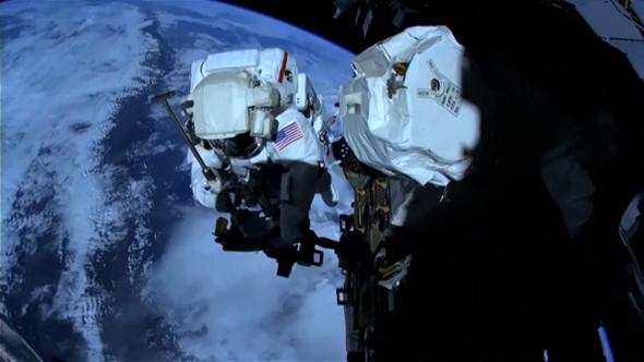 Nel buio dello spazio per riparare la Iss: la passeggiata degli austronauti Nasa sembra un film