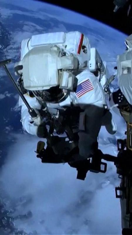 Nel buio dello spazio per riparare la Iss: la passeggiata degli austronauti Nasa sembra un film