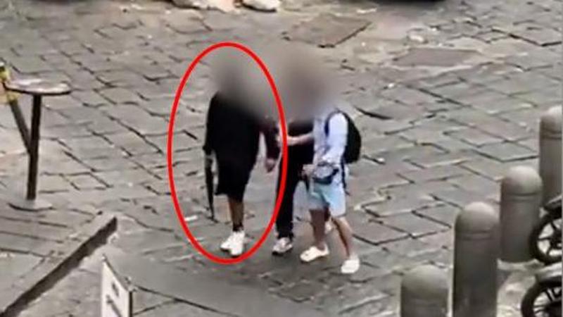 Cerca qualcuno con il Kalashnikov tra la gente in fuga: paura nel centro di Napoli