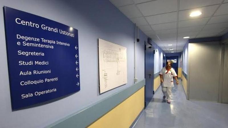 Il mistero della donna sfregiata con l’acido: “Non conosco l’aggressore, non può essere un ex”