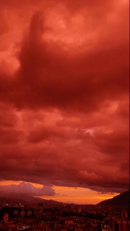 Spettacolare tramonto rosso fuoco su Caracas, mentre proseguono le ricerche dei superstiti