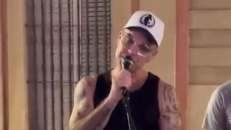 Concerto a sorpresa per Robbie Williams a Siviglia: canta 'Angels' con un artista di strada