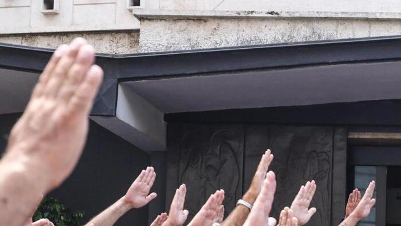 Il saluto fascista allo stadio non è reato: “Gesto estemporaneo e goliardico”. Il caso Moccagatta