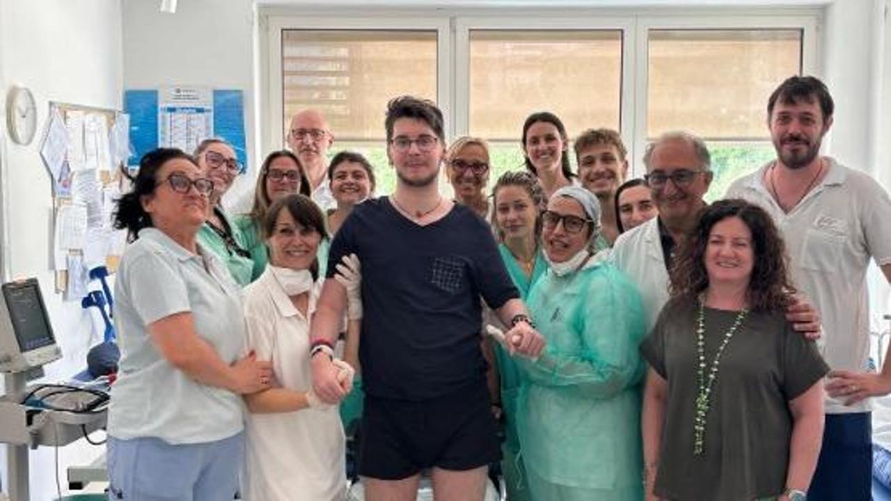 Paolo Sarullo torna a casa “in piedi” dopo l’aggressione: “Ora si muove, parla e mi chiama mamma”