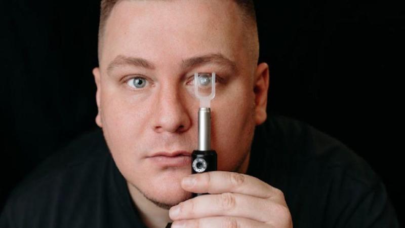 Roman Axelrod: “Diremo addio agli smartphone, con le mie lenti gli uomini diventeranno dei cyborg”