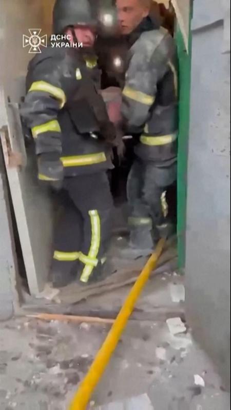 Sotto le macerie dopo il raid su Kiev: il momento in cui viene estratto vivo un sopravvissuto