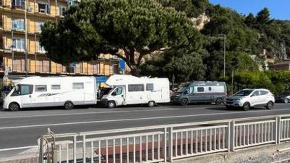 Spotorno dichiara guerra ai camper: vietato dormire e mangiare a bordo. La replica: “È illegale”
