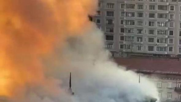 I russi bombardano palazzi di civili di Kiev e l'albergo CityHotel