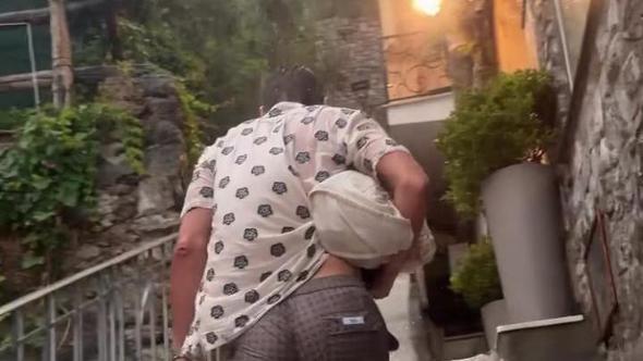 Positano sott’acqua, i turisti sulle scale trasformate in cascate dalla pioggia