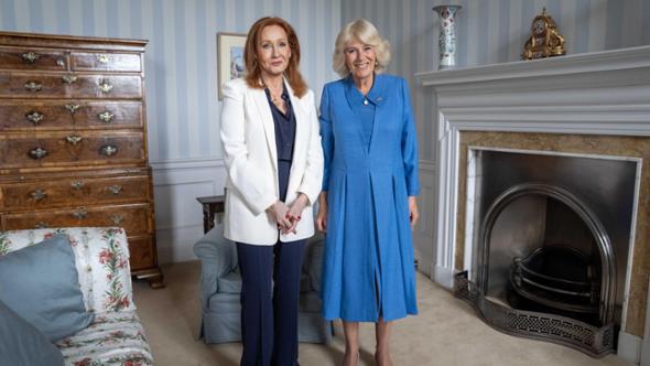 Scandalo in Uk, la Regina riceve la Rowling