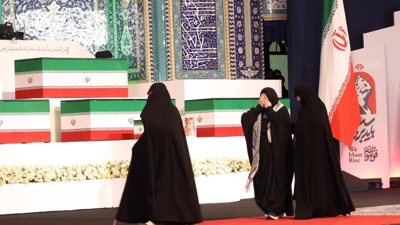 Iran, la bara di Khamenei arrivata alla Grande Moschea. Ghalibaf: “Accordo con l’Oman su Hormuz”