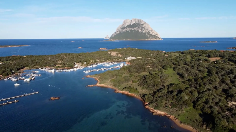 Niente campeggio glamour davanti all'isola di Tavolara, perché il governo ha fatto dietrofront