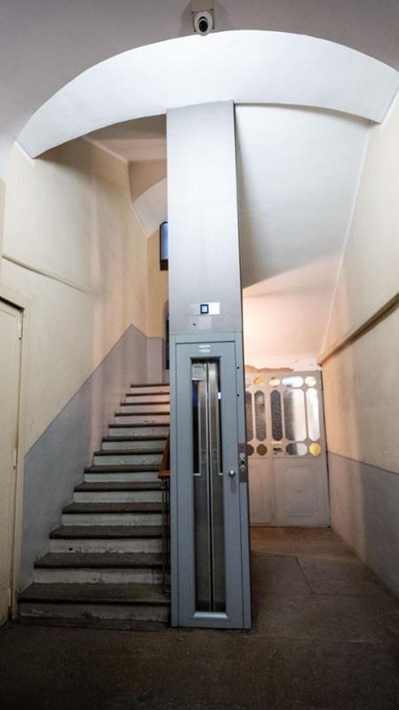 Largo appena 45 centimetri: viaggio nell’ascensore più piccolo di Torino vietato ai claustrofobici
