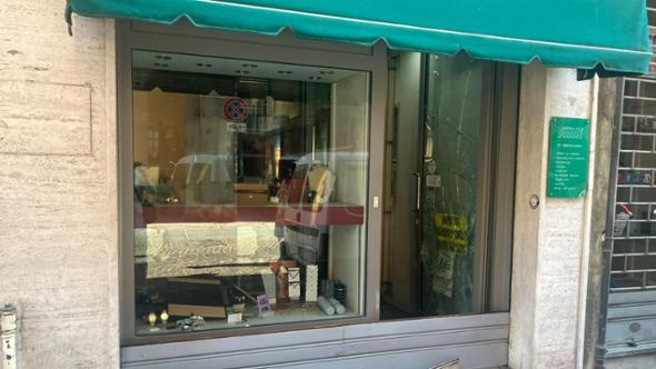 Furto in gioielleria a Casale Monferrato, taglia da 100 mila euro sui ladri