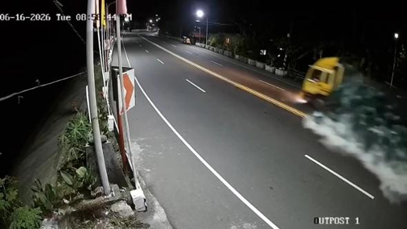 Il camion sbanda e il carico si ribalta: così la birra inonda l'autostrada