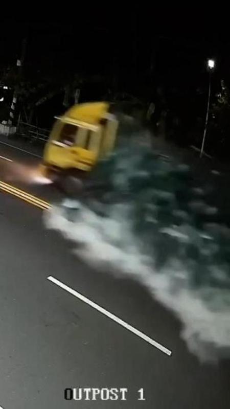 Camion sbanda e perde carico sull'autostrada