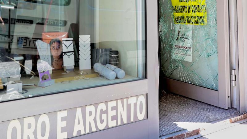 Furto in gioielleria a Casale Monferrato, taglia da 100 mila euro sui ladri