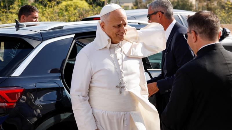 Il Papa atterra a Lampedusa e prega al cimitero dei migranti