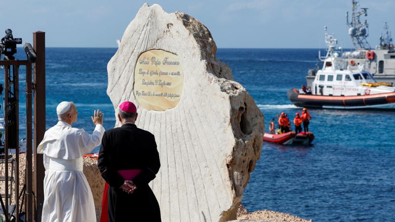 Il duro attacco del Papa da Lampedusa: “Migranti vittime di disinteresse e corruzione”
