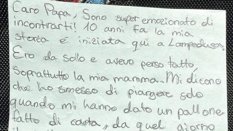 La lettera del piccolo Leo al Papa: “Io, sbarcato qui da solo 10 anni fa. Una palla mi rese felice”