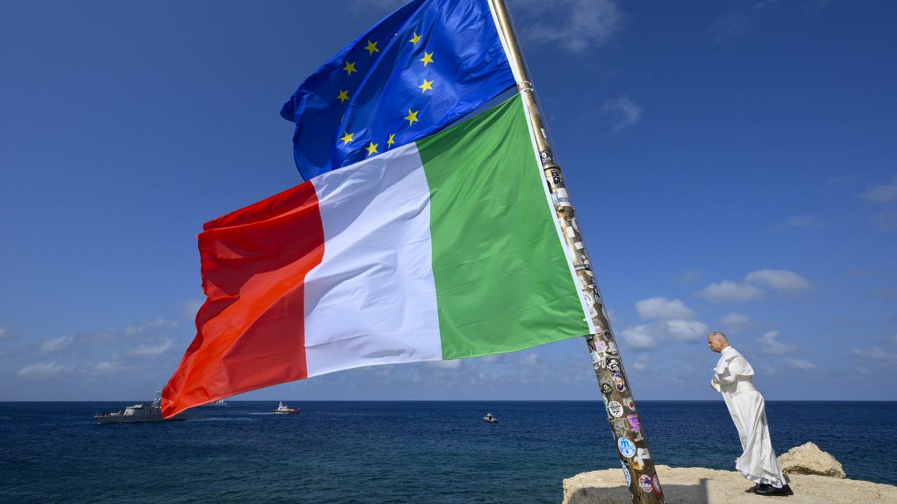 Il Papa a Lampedusa prega al cimitero dei migranti: “È una crisi epocale, l'Europa la affronti”