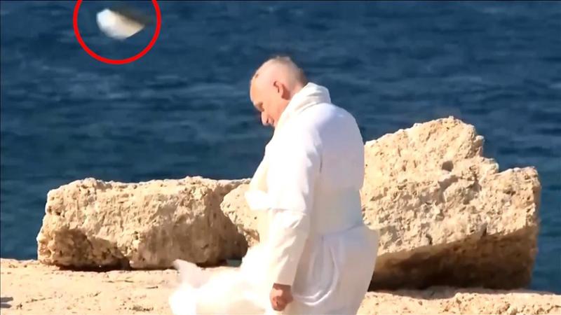 Raffica di vento a Lampedusa, lo zucchetto di Papa Leone vola in mare