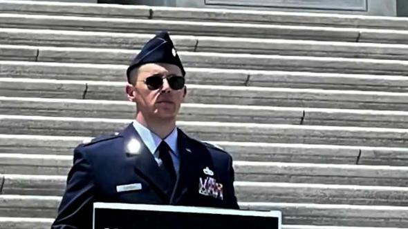 Washington, chiede l'impeachment di Trump: maggiore dell'Aeronautica Usa arrestato al Campidoglio